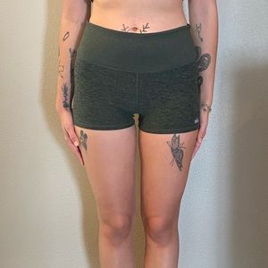 Alo Yoga Aura Short Small